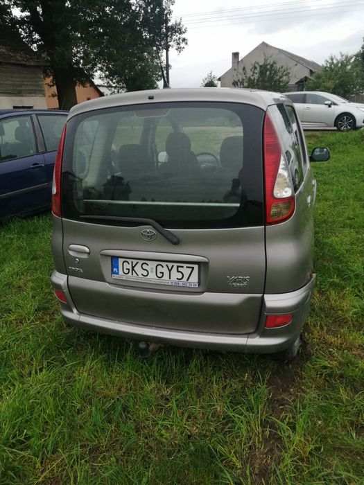 Sprzedam maskę bagażnika lampy i drzwi do Toyoty yaris verso