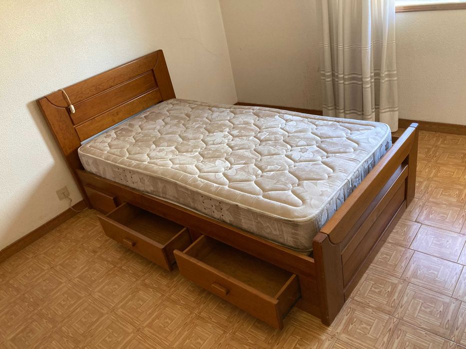 Cama de solteiro em madeira (com colchão)