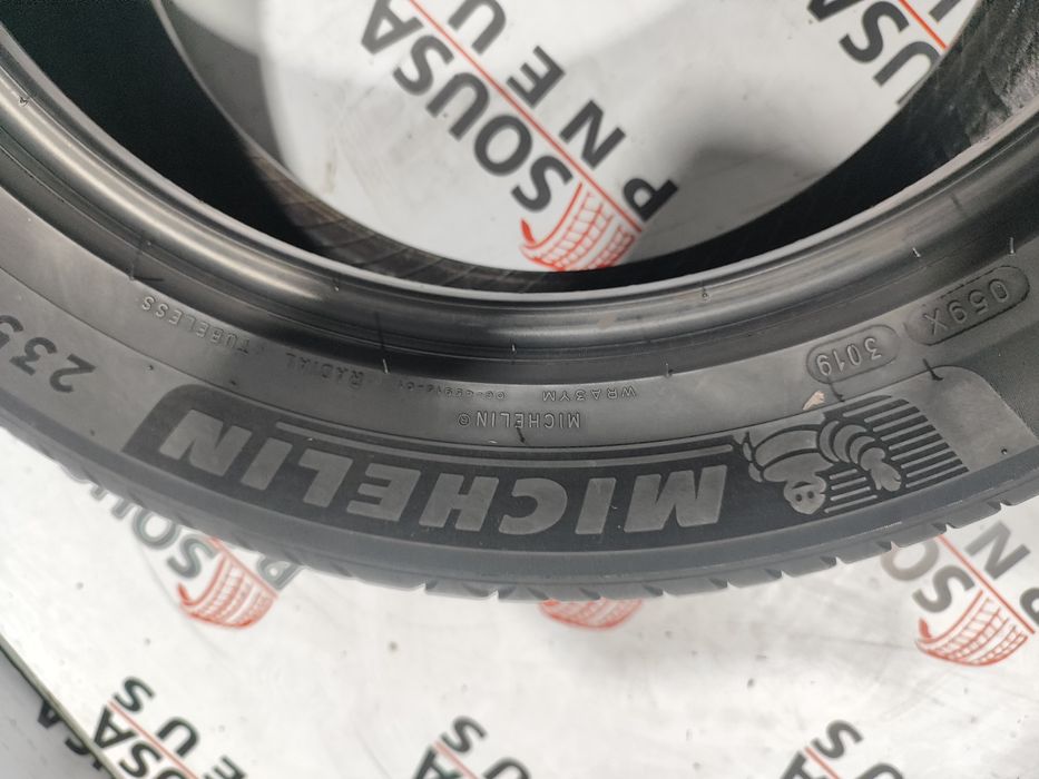 2 pneus semi novos 235-50R18 Michelin - Oferta dos Portes