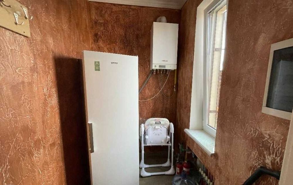 Дом в Червоном Хуторе , в доме остается все, отличное местоположение.