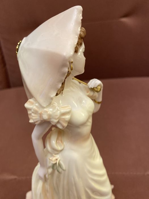 Figurka  Coalport  z parasolką