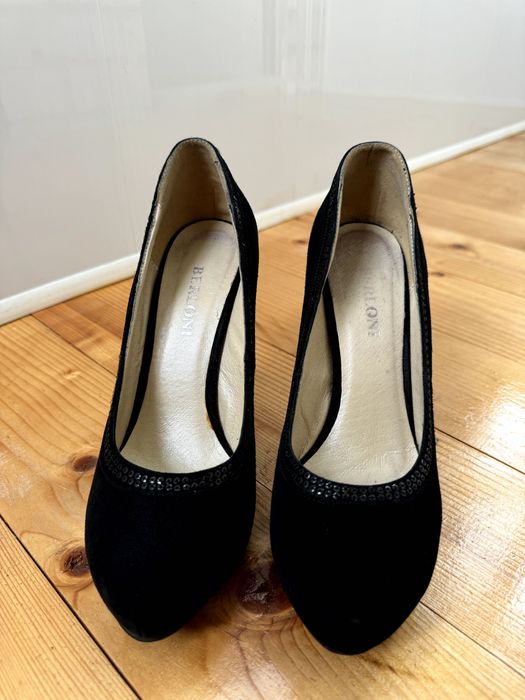 Продам туфлі б/у, натуральна замша 38 р., на вузьку ногу