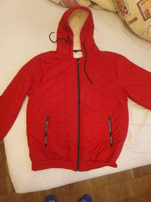 Продаю червону куртку.  Весна скоро.