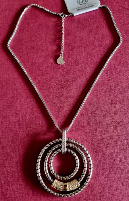 Colar prateado, em aço, pingente muito elegante com zirconias.