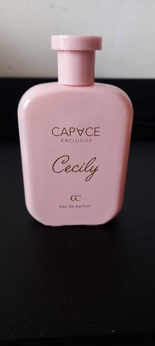 Perfumy damskie. Perfumy o słodkim zapachy. Piękne perfumy