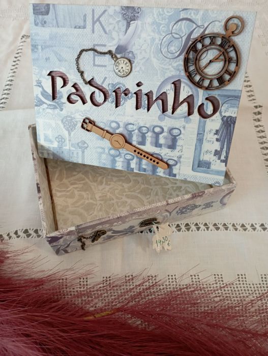 Caixa madeira decorada à mão, para padrinho.