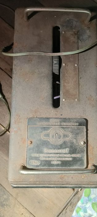 Автомобильные зарядное устройство с регулятором напряжения 700гр.