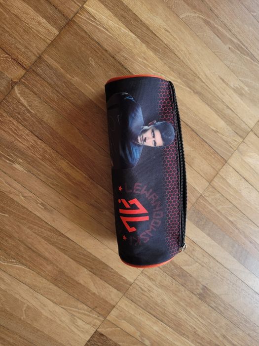 Piórnik do szkoły czerwono czarny  Lewandowski Robert tuba