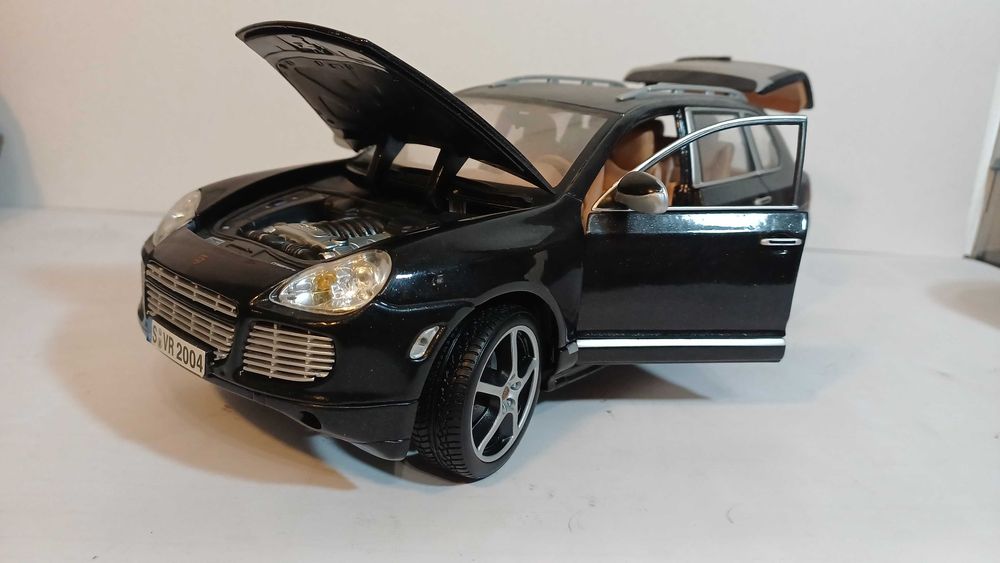 1/18 Porsche Cayenne - Maisto