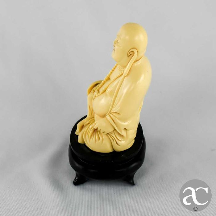 Figura de Buda sorridente em material sintético, meados do séc. XX