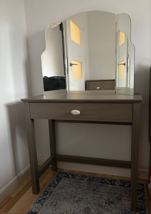 toaletka z lustrem i komoda