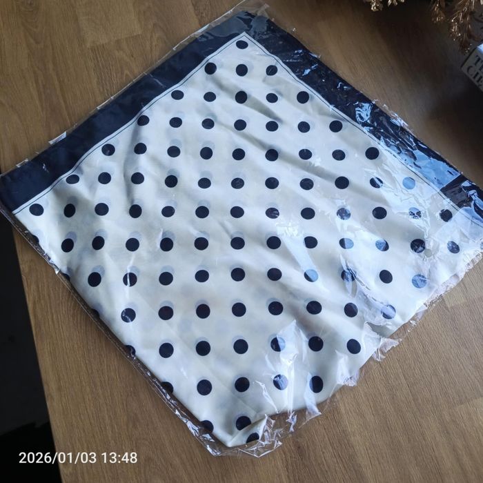 Nowa apaszka jak z jedwabiu 70 cm śmietankowa w czarny groszki