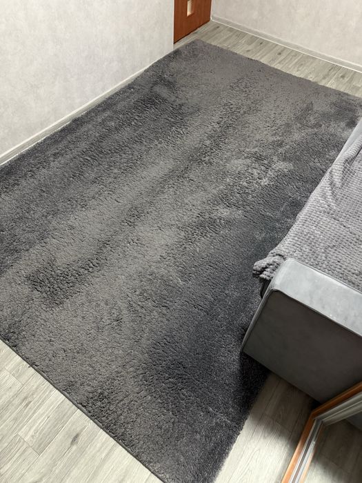 Продам сірий ворсистий килим в хорошому стані.