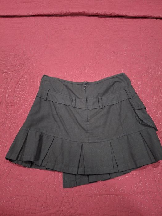 Saia preta com detalhes
