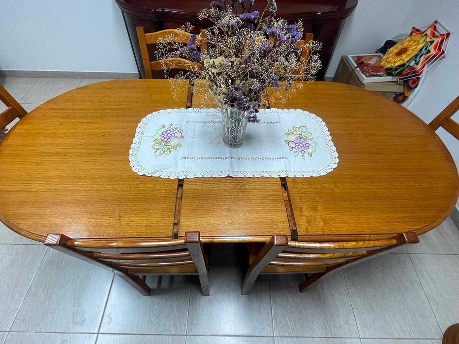 Conjunto de mesa de jantar oval, em carvalho com pé de galo, extensivel e cadeiras