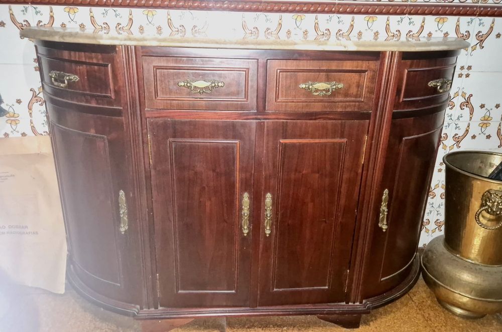 Aparador com tampo em mármore