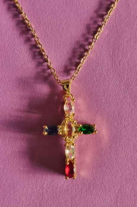 Colar dourado, em aço, com cruz colorida. Tem extensor.