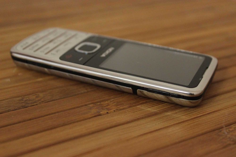 Телефон Nokia 6700