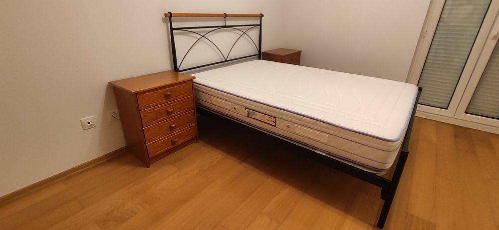 Cama casal + estrado + colchão + 2 mesas de cabeceira