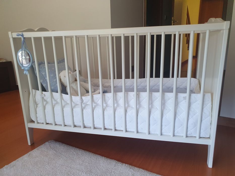 Berço/Cama IKEA SMÅGÖRA – Como novo, com colchão incluído!