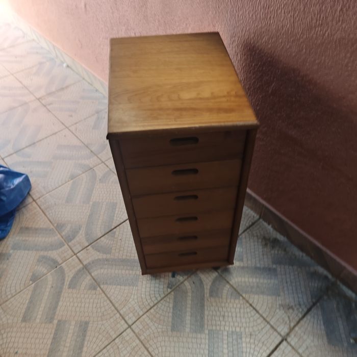 Móvel guarda documentos com rodinhas