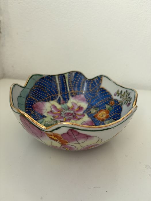 Uma taça porcelana chines antiga