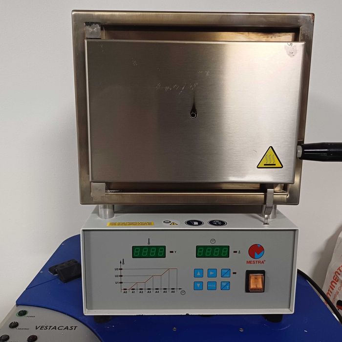 Forno pré-aquecimento laboratório de prótese dentária.
