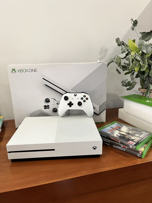 Xbox One 1 TB com comando e 3 jogos