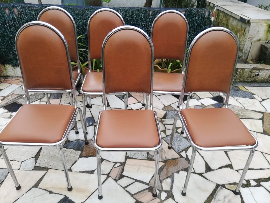 Seis cadeiras almofadadas