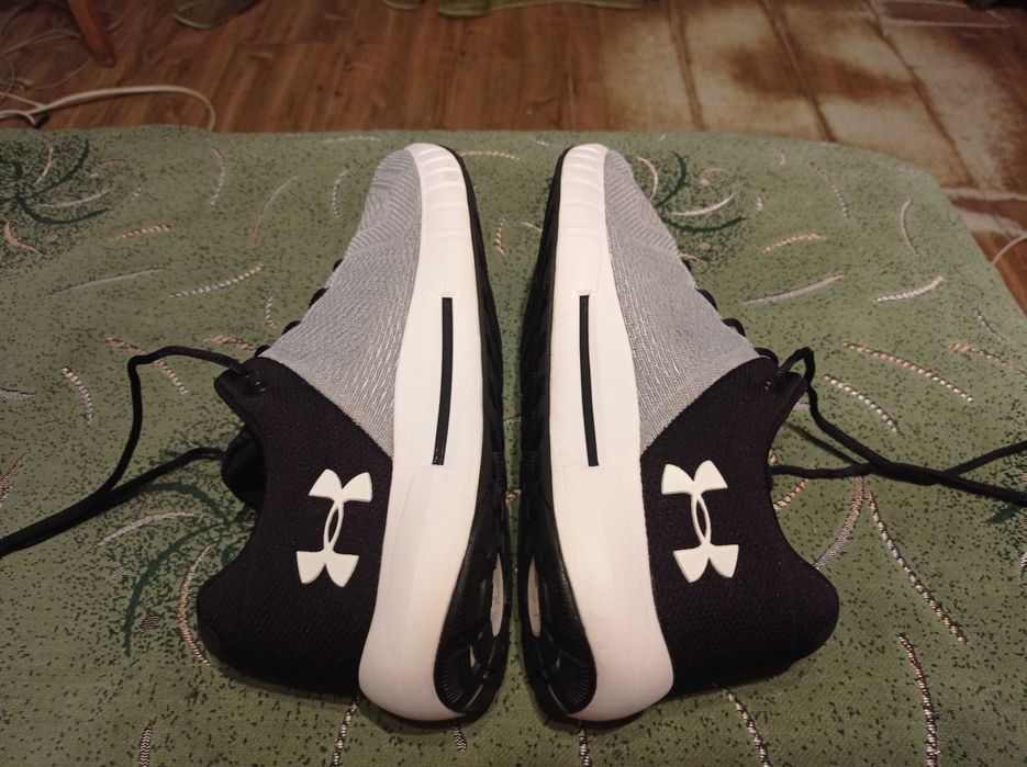 Кроссовки Under Armour( оригинал) фирменные размер-46 стелька-30см