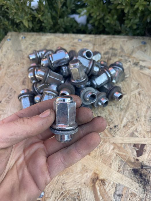 Колісні гайки Toyota Avensis