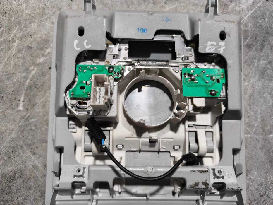 Передній плафон салону VW Passat CC  1K0947133H  1K0868837