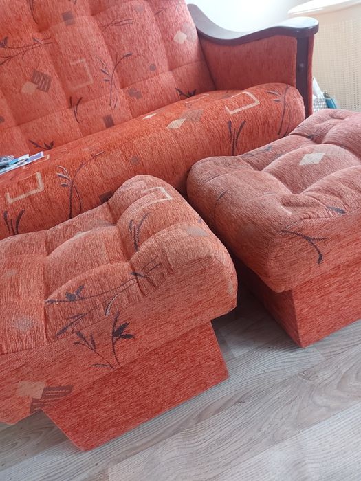 KOMPLET Tapczan rozkładany+ pufy
