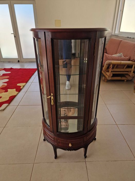 Vitrine meia-lua em madeira, vidro curvo e espelho, 50 x 29 x 117 cm
