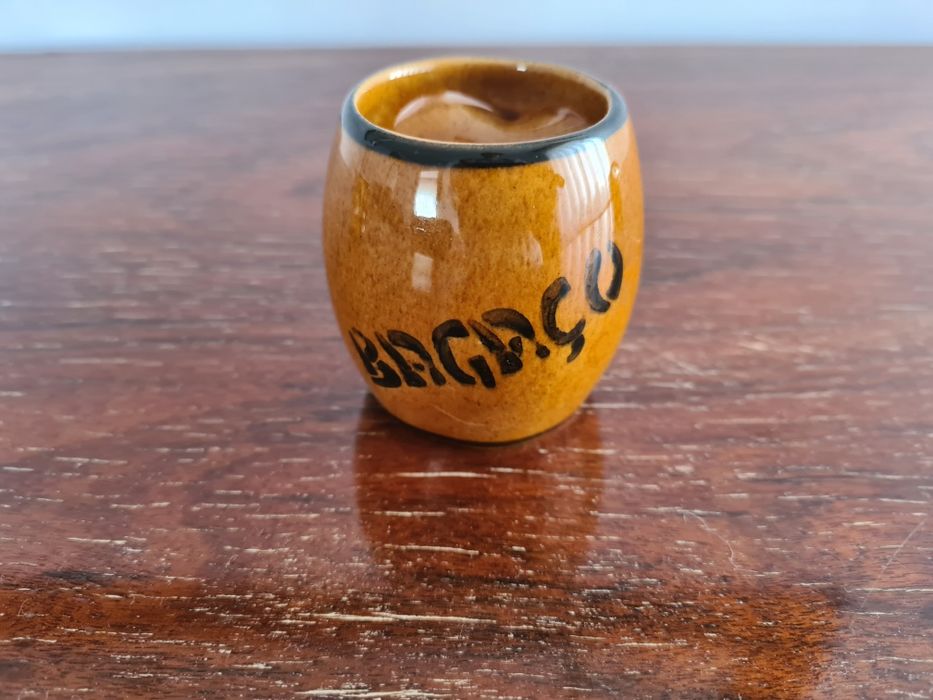 Garrafa e canecas cerâmica vidrada