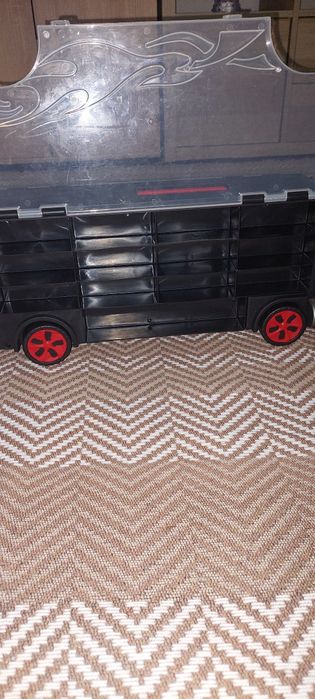 Camião transportador de carros e pista