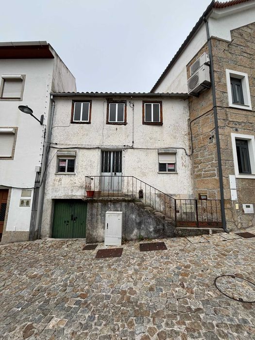 Casa para Recuperar na Zona Histórica de Oliveira do Hospital – 2 Pisos + Potencial para 3