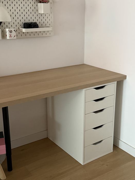 Biurko, imitacja dębu bejcowanego na biało/białe + komoda IKEA