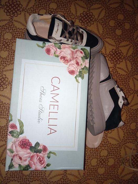 Кроссовки женские