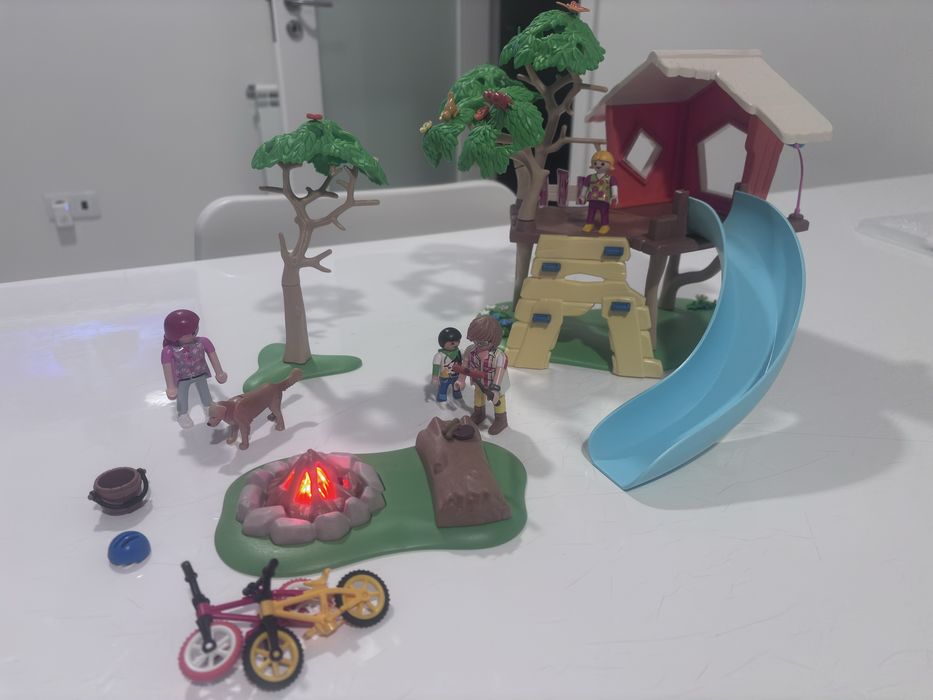 Playmobil 71001 Casa na Árvore com Escorrega e Fogueira Luz