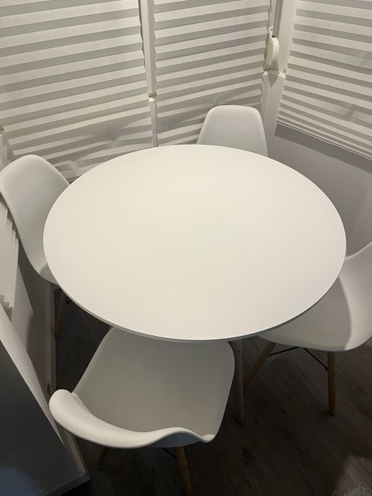 Vendo mesa de sala/ jantar com cadeiras