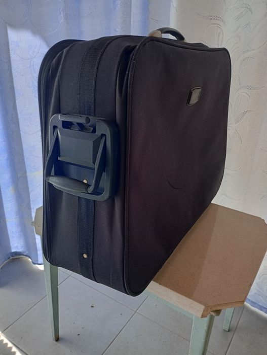 Чемодан на колесиках, тёмно-синего цвета