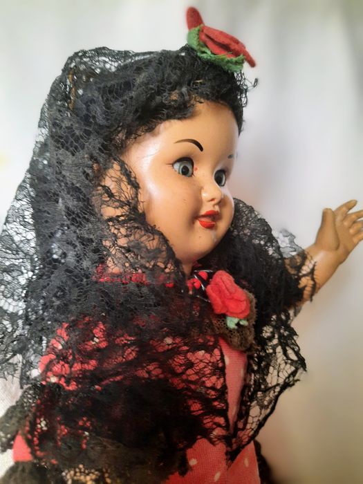 Boneca sevilhana antiga em celuloide.