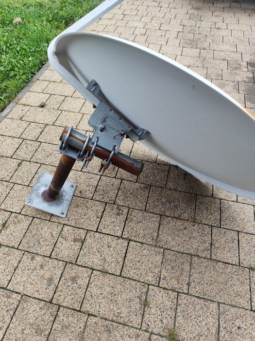 Antena satelitarna z uchwytem i konwenterem.