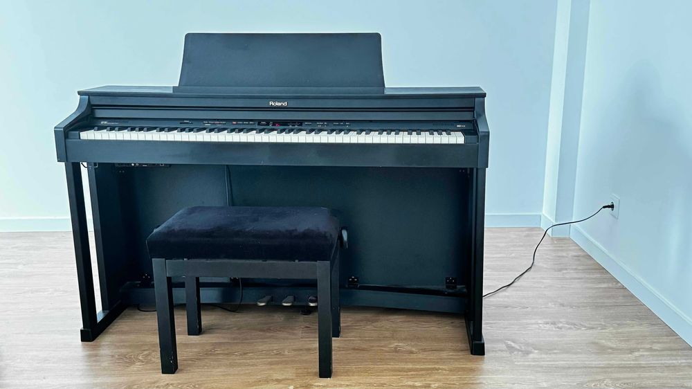 Piano Digital upright com banco em movel, como novo