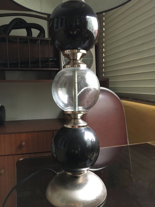 Candeeiro de mesa c/ abajur preto.
