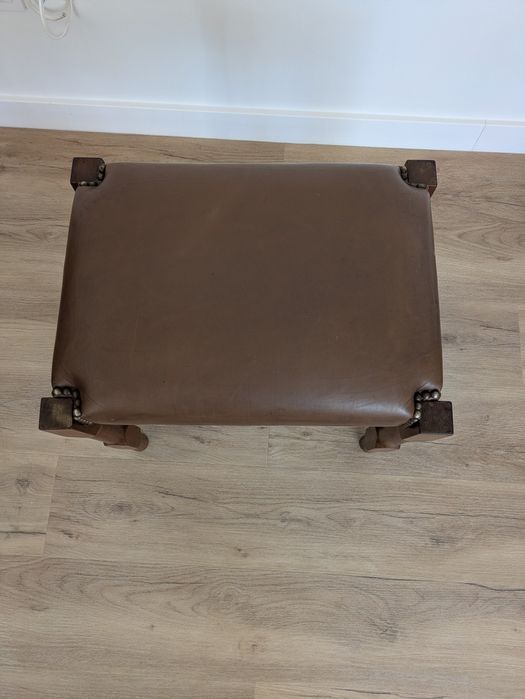 Banco de apoio de pés de sala