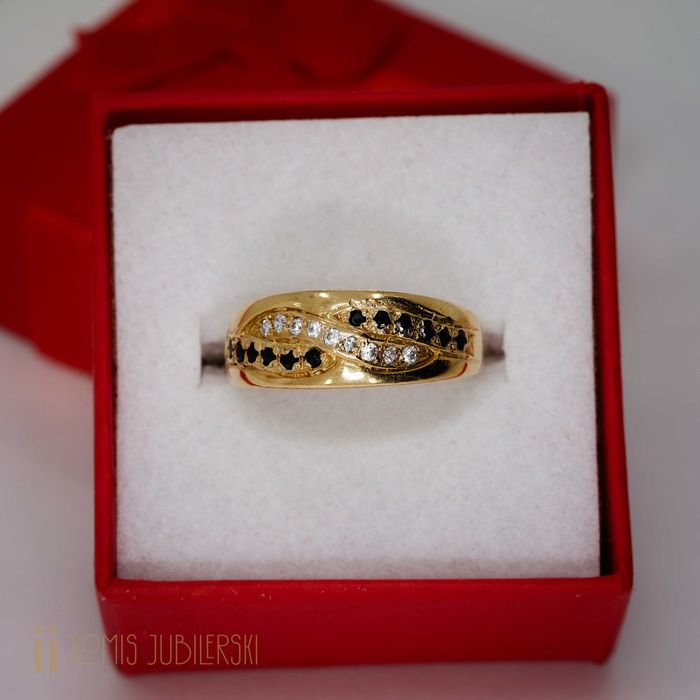 Złoty pierścionek z cyrkoniami.