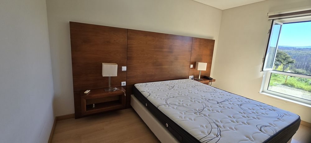 Cabeceira de Cama em madeira, com  mesa de cabeceira