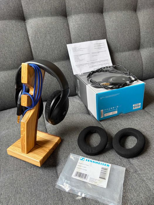 Dębowy stojak na słuchawki - rękodzieło